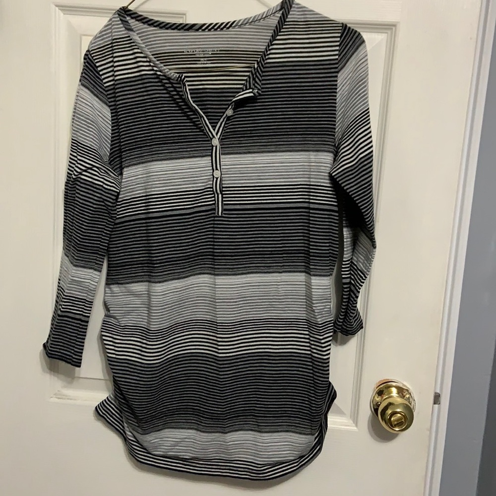 3/$20 Liz Lange Maternity long sleeve top